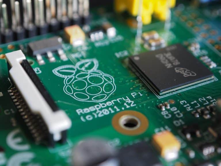 What Does the Green and Red Light Mean on Raspberry Pi?